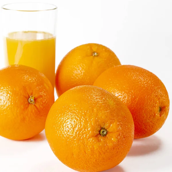 Vaso Zumo Naranja Fresco Con Frutas Frescas Sobre Fondo Blanco —  Fotos de Stock