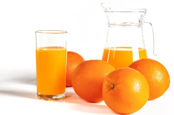 Vaso Zumo Naranja Fresco Con Frutas Frescas Sobre Fondo Blanco —  Fotos de Stock