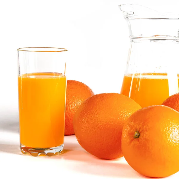 Vaso Zumo Naranja Fresco Con Frutas Frescas Sobre Fondo Blanco —  Fotos de Stock