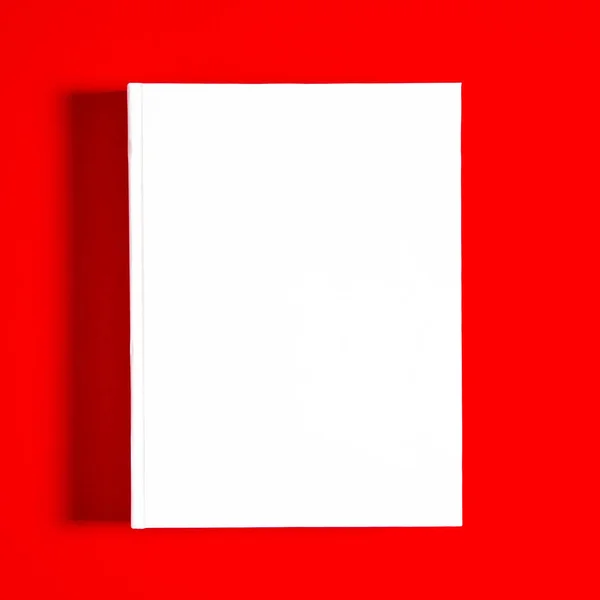 Beyaz desenli kağıt arkaplanda kapalı kare kitabın bir kopyası. Parlak mavi arkaplanda boş kare kapak şablonu