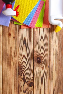 Mutfak, banyo ve diğer odaların farklı yüzeyleri için renkli temizlik seti. Temizlik hizmeti konsepti. Üst görünüm