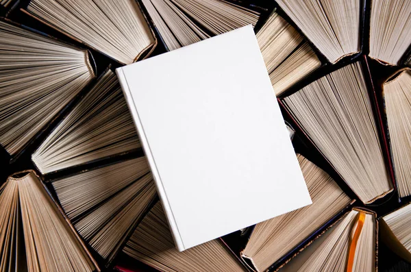 Mockup Livro Quadrado Branco Fechado Fundo Papel Texturizado Branco Repousa — Fotografia de Stock