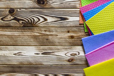 Mutfak, banyo ve diğer odaların farklı yüzeyleri için renkli temizlik seti. Temizlik hizmeti konsepti. Üst görünüm