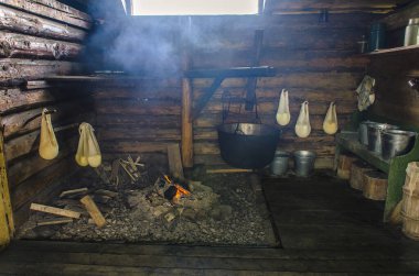 Çobanların yaşadığı ve yüksek dağlarda inek ve koyun sütünden peynir pişirdiği ahşap bir ev. Ev yapımı peynir. Karpatlar