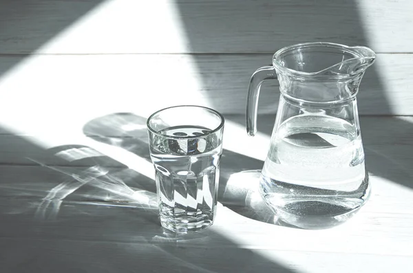 Copo Água Limpa Limpa Fica Fundo Madeira Branco Com Sombras — Fotografia de Stock