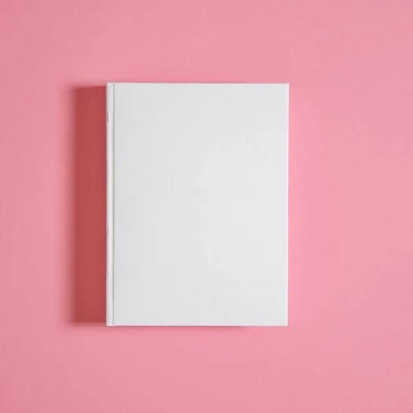 Beyaz Desenli Kağıt Arkaplanda Kapalı Kare Kitabın Bir Kopyası Parlak — Stok fotoğraf