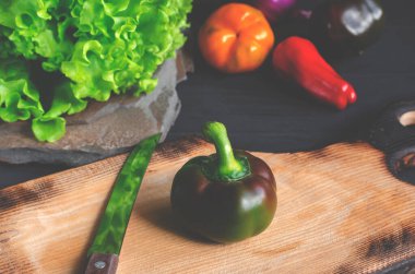 Vejetaryen konsepti. Mutfak masasındaki sebzeler sağlıklı yemek pişirmek için.