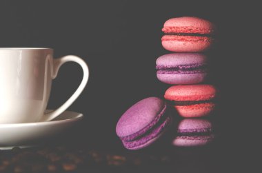 Siyah arka planda beyaz bir fincan kahveli makarna. Tatlılar