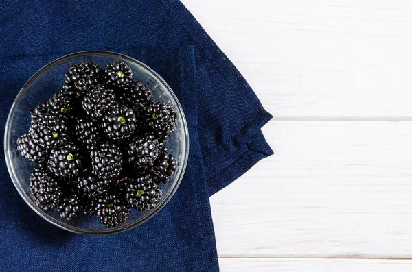 Juicy Blackberry Berries Lie Glass Plate White Wooden Table Top — Stock Photo, Image