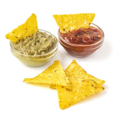 Meksika usulü nacho, beyaz arka planda guacamole ve salsa soslu tortilla cipsi.