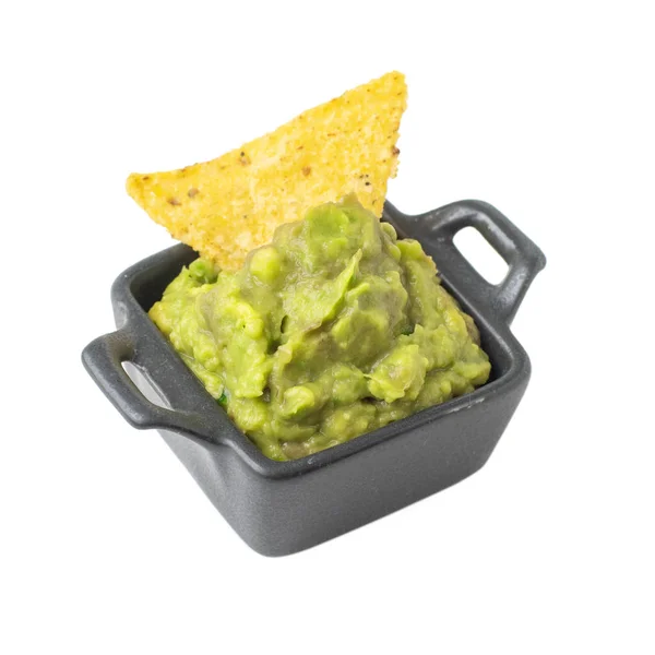 Grön Guacamole med nachos i mörk skål isolerad på vit bakgrund — Stockfoto