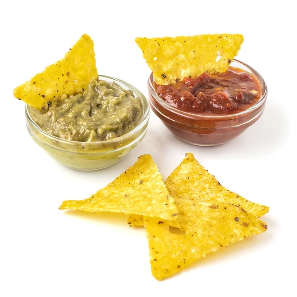 Mexikanska nachos tortilla chips med guacamole och salsa Isolerad på vit bakgrund — Stockfoto