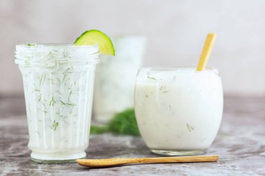 Gri arka planda dereotlu Kefir içeceği