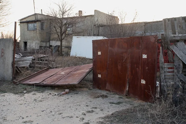 Old broken gates of an abandoned factory — 图库照片