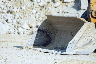 Kova Kazıcı yolun inşaatında yerde yatıyordu..