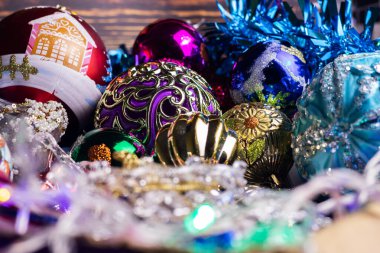 Noel ve Yeni Yıl süsleriyle süslenmiş.