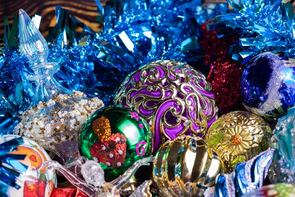 ティンセルとクリスマスと新年の多色の装飾. — ストック写真