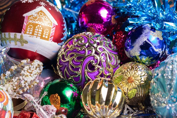 Boże Narodzenie i Nowy Rok wielobarwne dekoracje z błyskotki. — Zdjęcie stockowe