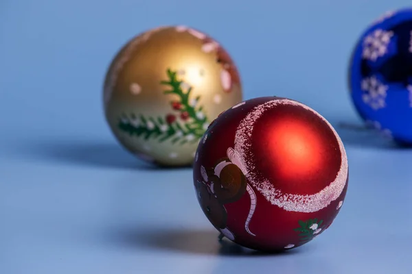 青色の背景に 3 つのクリスマス ボール. — ストック写真