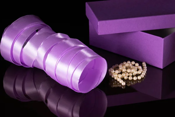 Caja y cinta en color lila . — Foto de Stock