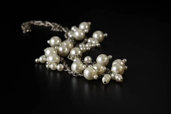 Perles sur une chaîne argentée avec réflexion . — Photo