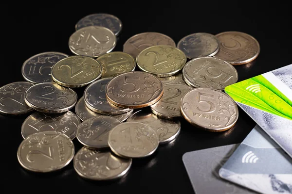 Pequenas moedas de rublo e cartões de crédito na mesa . — Fotografia de Stock