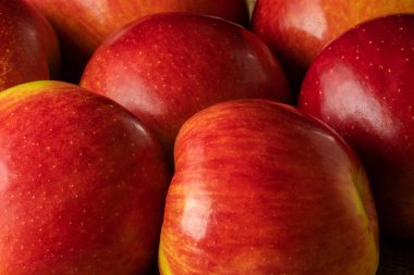 Bir demet büyük ve olgun kırmızı elma.