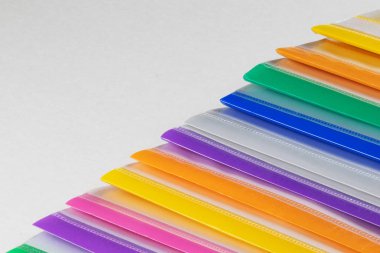 Beyaz sırtlı kağıt için çok renkli plastik klasörler.