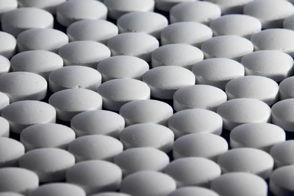 Een groot aantal grote witte pillen. — Stockfoto