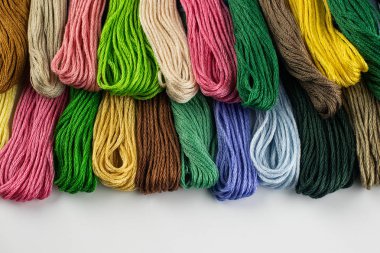 Nakış için farklı renkte iplikler.