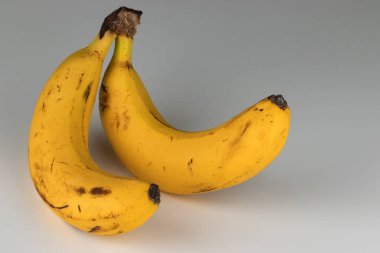 Beyaz arka planda iki olgunlaşmış muz.