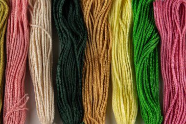 İpliklerden nakış işlemek için renkli set.