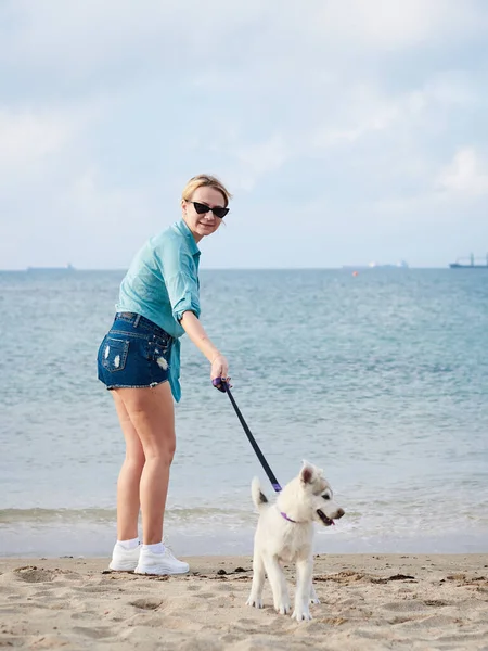 Young Blond Woman Wearing Jeans Shorts Turquoise Blouse Standing Beach — Stock Photo, Image