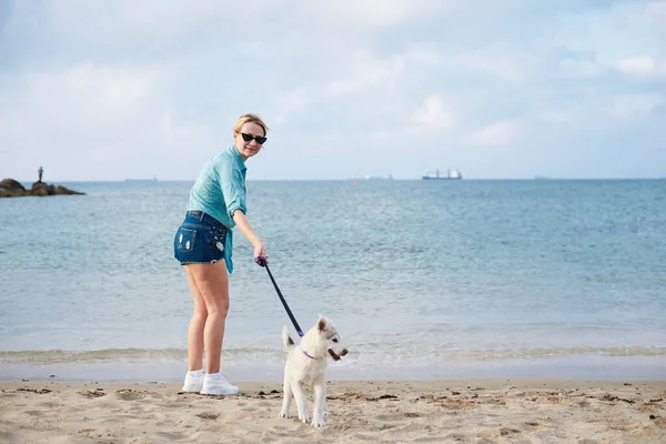 Young Blond Woman Wearing Jeans Shorts Turquoise Blouse Standing Beach — Stock Photo, Image