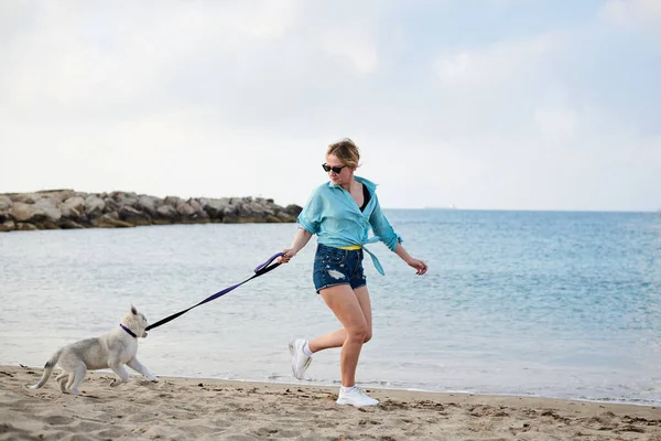 Mulher Loira Jovem Vestindo Calções Jeans Blusa Turquesa Correndo Praia — Fotografia de Stock