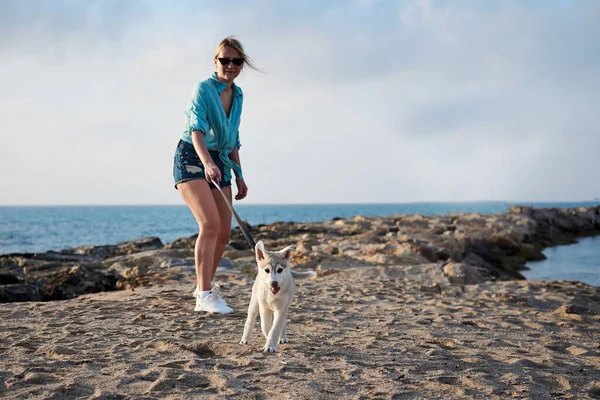 Mulher Loira Jovem Vestindo Calções Jeans Blusa Turquesa Praia Junto — Fotografia de Stock