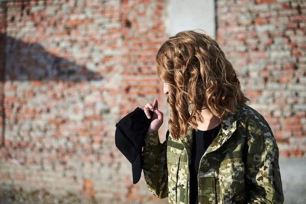 Jonge Gekrulde Blonde Militaire Vrouw Oekraïens Militair Uniform Draaide Haar — Stockfoto