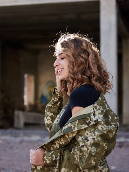 Jonge Gekrulde Blonde Militaire Vrouw Draagt Oekraïense Legeruniform Zwart Shirt — Stockfoto