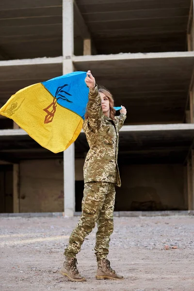 Молодая Кудрявая Блондинка Военной Форме Держит Украинский Синий Жёлтый Флаг — стоковое фото