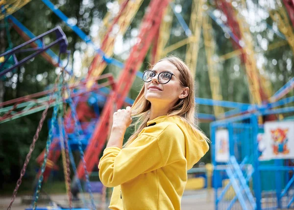 Jovem Loira Usando Capuz Amarelo Jeans Azuis Passando Tempo Parque — Fotografia de Stock