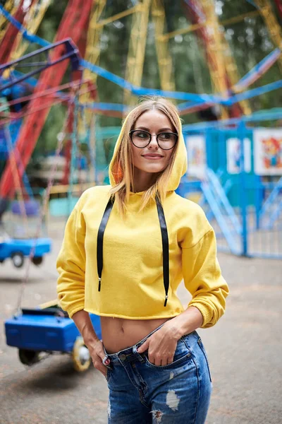 Молодая Блондинка Жёлтой Толстовке Синих Джинсах Проводит Лето Парке Аттракционов — стоковое фото