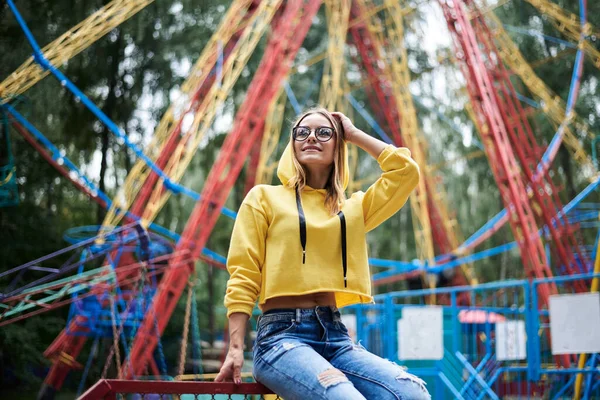 Junge Blonde Frau Mit Gelbem Kapuzenpulli Und Blauer Jeans Die — Stockfoto