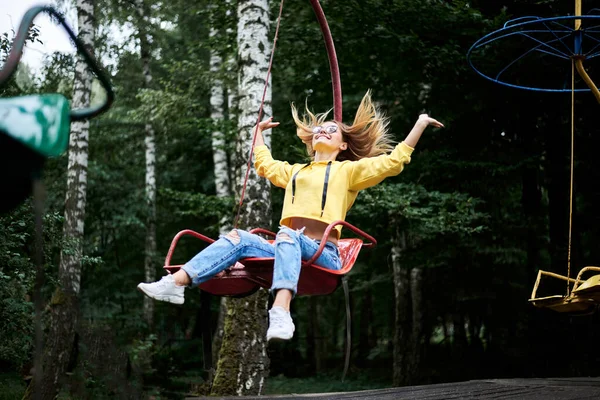 Jovem Loira Com Capuz Amarelo Jeans Azuis Andando Carrossel Sorrindo — Fotografia de Stock