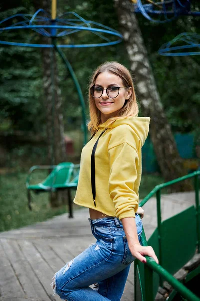 Jovem Loira Usando Capuz Amarelo Jeans Azuis Óculos Velho Carrossel — Fotografia de Stock