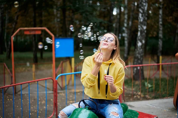 Mulher Loira Jovem Vestindo Capuz Amarelo Jeans Azul Óculos Montando — Fotografia de Stock