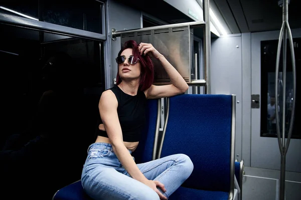 Jonge Vrouw Met Roze Kastanjebruin Kort Haar Met Zwart Topje — Stockfoto