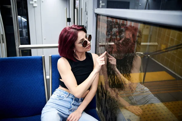 Jonge Vrouw Met Roze Kastanjebruin Kort Haar Met Zwart Topje — Stockfoto