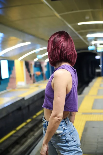 Jonge Vrouw Met Bordeaux Roze Kastanjebruin Kort Haar Paars Bovenblad — Stockfoto