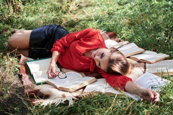 Młoda Blondynka Czerwonej Koszuli Śpiąca Brązowym Kocu Kreatywny Portret Bliska — Zdjęcie stockowe