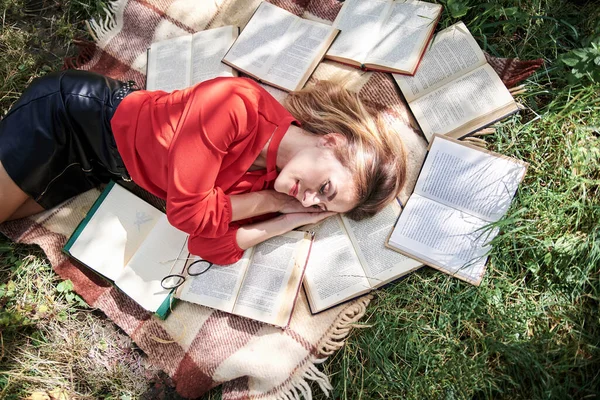 Jeune Femme Blonde Chemise Rouge Couchée Sur Une Couverture Brune — Photo